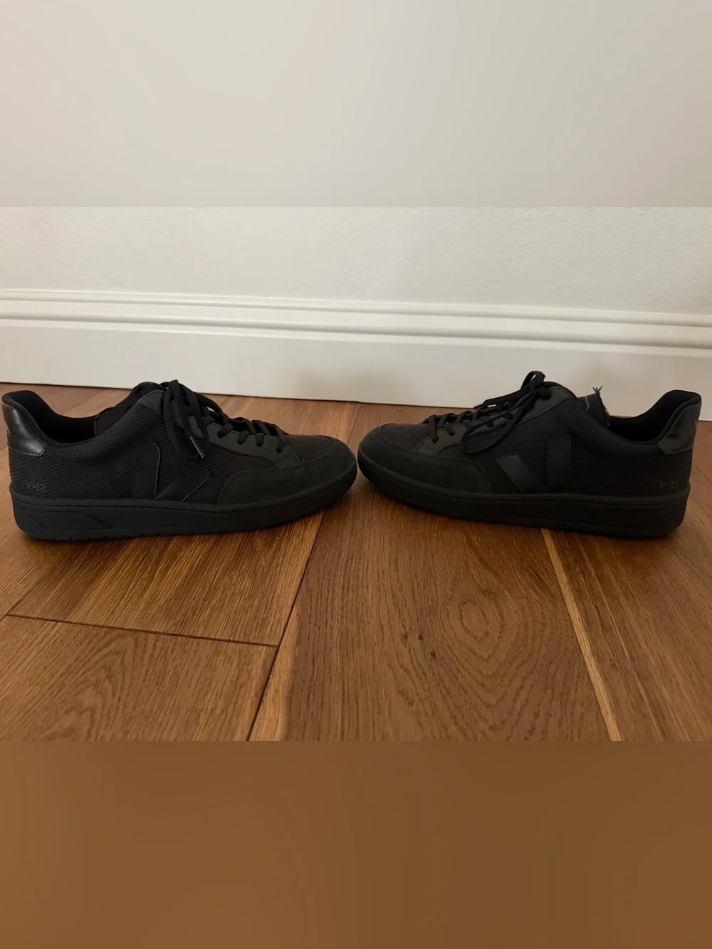 Veja V-12 B-Mesh Men's Sneakers - Black. Size US 10.